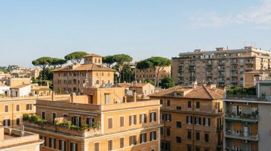 Vista panoramica sui tetti di Roma con edifici residenziali storici e moderni